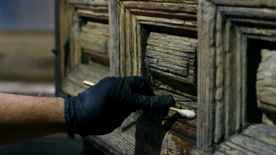 Limpieza de la madera de un portón histórico