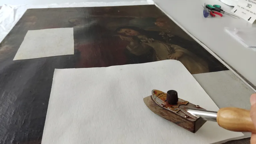 Restauración de una pintura de caballete en taller