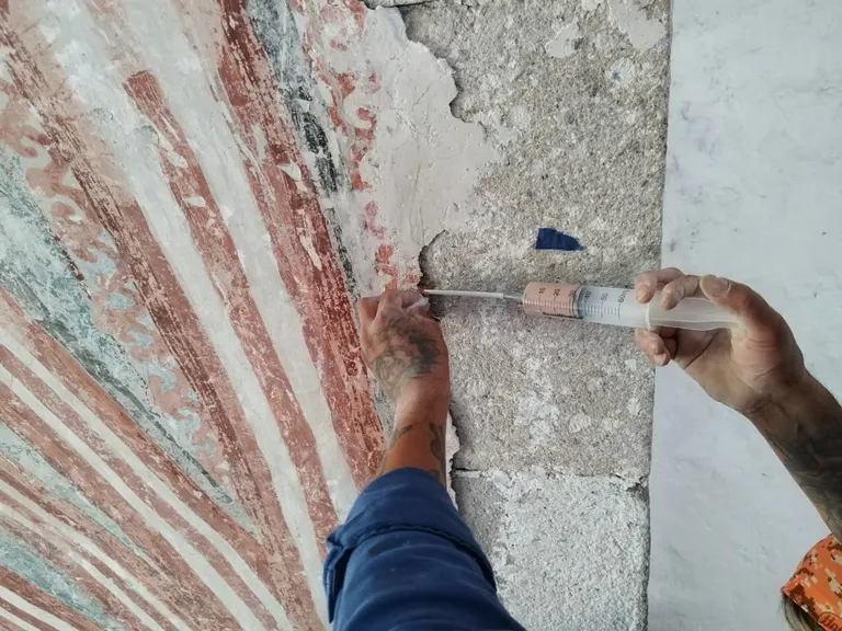 Calas estratigráficas y estudio de capas de pintura en un muro histórico